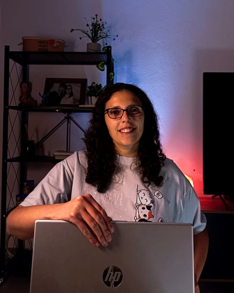 Estefanía Moro trabajando en su escritorio, creadora de Academia Resilience